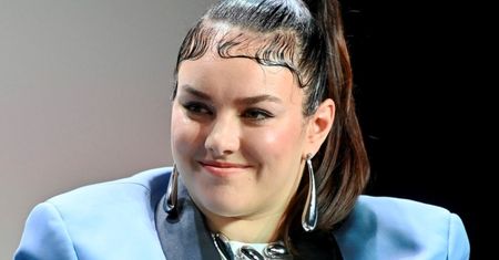 Pozowała w łazience. Ewa Farna wystroiła się w srebrną mini