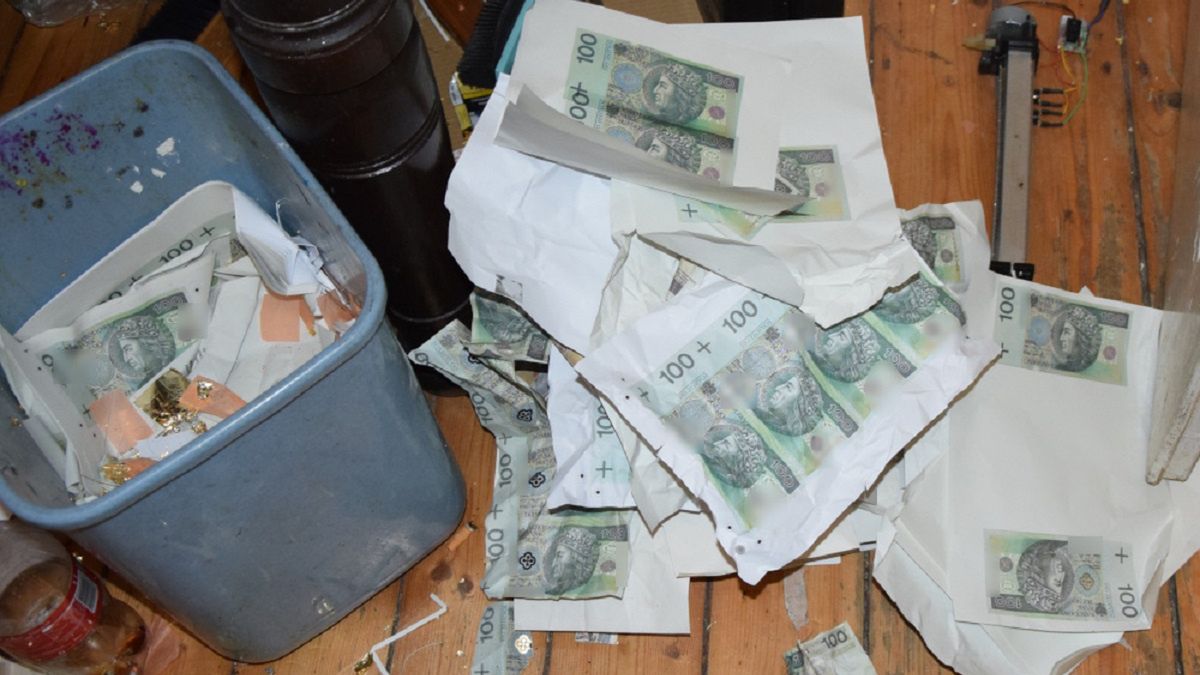 Policja rozbiła grupę fałszującą banknoty.