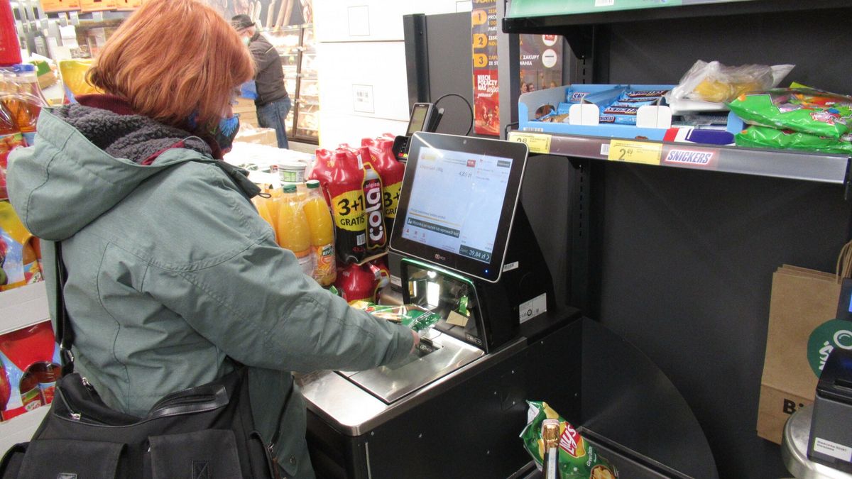 W sklepach pojawia się coraz więcej kas samoobsługowych