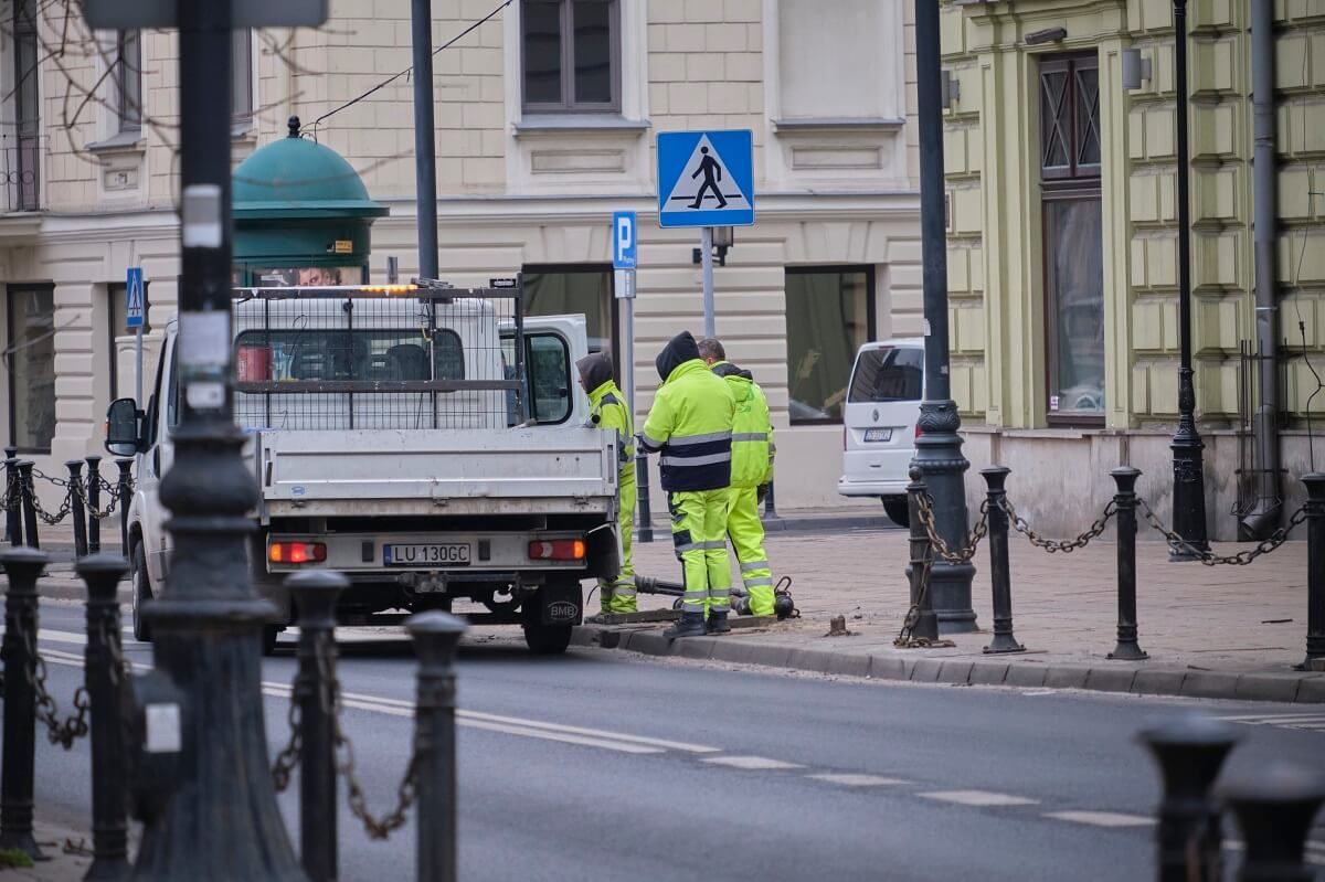 Drogowcy usunęli uszkodzone słupki na ul. Narutowicza