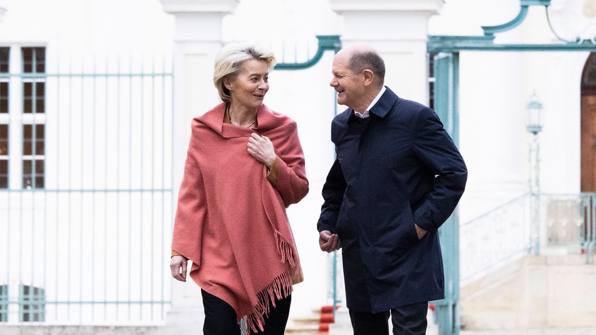 GRANSEE, GERMANY - MARCH 05: German Chancellor Olaf Scholz and European Commission President Ursula von der Leyen walk together after a retreat of the German government cabinet at Schloss Meseberg on March 5, 2023 near Gransee, Germany. The cabinet is holding the two-day retreat as Germany continues to face high inflation and Russia's war in Ukraine enters its second year. (Photo by Carsten Koall/Getty Images)