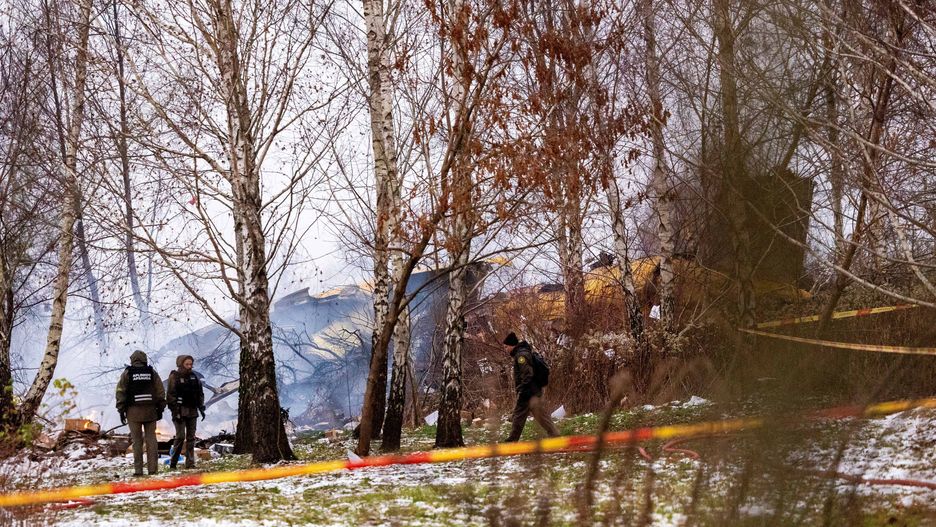 Rescuers work at the crash site of a cargo plane near Vilnius International Airport, Lithuania, 25 November 2024. On 25 November morning at around 5:30 a.m. local time, a cargo plane carrying four people crashed near Vilnius International Airport, police said. One person, a Spanish citizen, was killed, three others, Spanish, German and Lithuanian citizens, were injured and taken to hospital, the statement added. A preliminary investigation into the incident is underway. EPA/LUKAS BALANDIS/BNS LITHUANIA OUT Dostawca: PAP/EPA.
