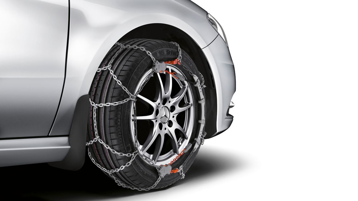 Lepiej poćwiczyć zakładanie łańcuchów śniegowych kilka razy "na sucho", ponieważ gdy będą faktycznie potrzebne, możemy mieć kłopoty