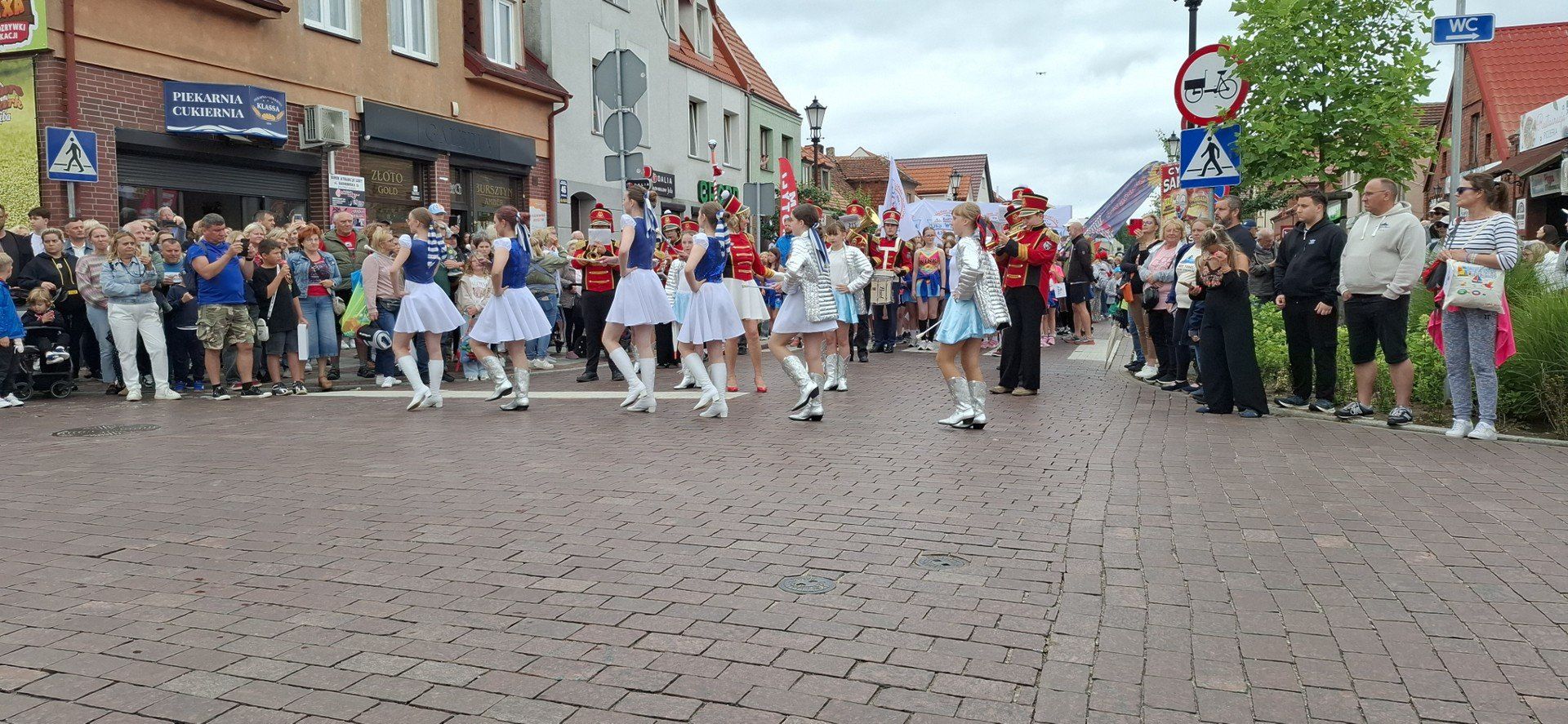 Barwna parada i festiwal w Święto Łeby