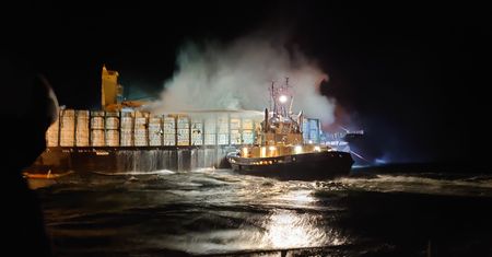 U wybrzeży Szwecji płonie statek z drewnem. Jest na nim 600 ton ropy