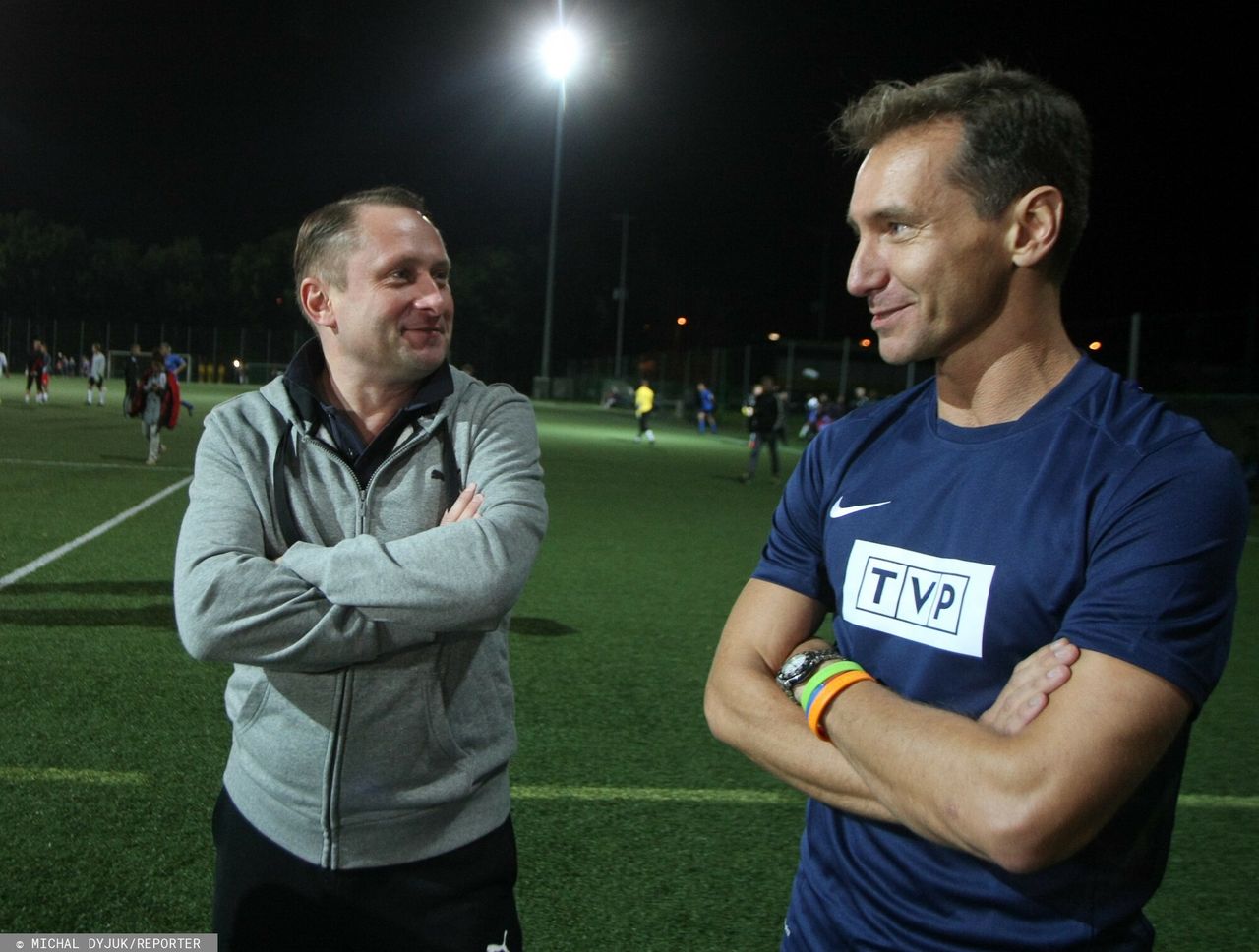 Kamil Durczok i Piotr Kraśko podczas meczu gwiazd TVP i TVN w 2016 roku Fot. Michal Dyjuk/REPORTER