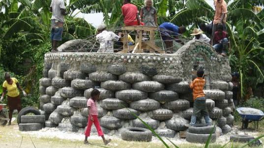 Dom zbudowany z odpadów w 4 dni! 1