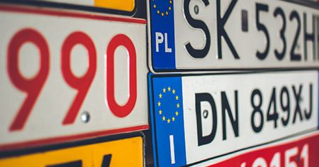 Quiz dla fanów motoryzacji. Rozpoznasz te tablice rejestracyjne?
