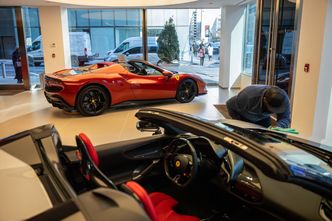 Ferrari prezentuje pierwszy samochód elektryczny. I nową strategię