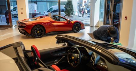 Ferrari prezentuje pierwszy samochód elektryczny. I nową strategię