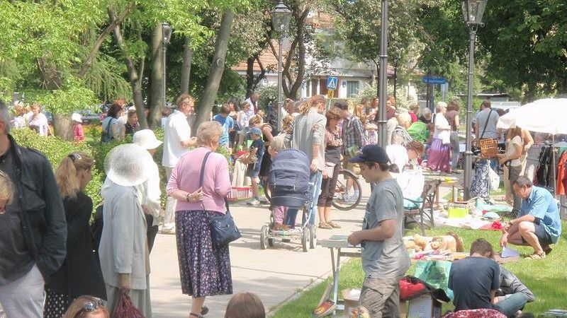 Warszawa. Babie Lato na Sadybie to już wieloletnia tradycja. Tak tłumnie mieszkańcy uczestniczyli w imprezie w 2017 roku (Facebook.com)