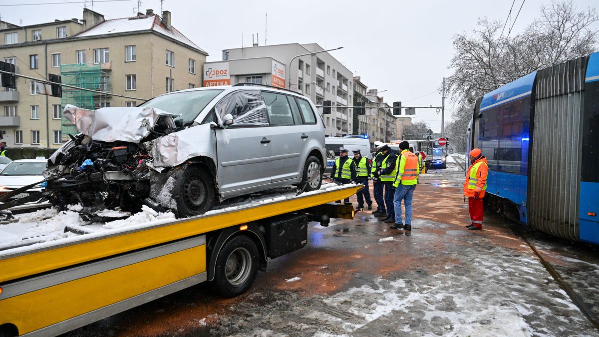 Wrocław, 26.11.2025. Miejsce kolizji samochodu osobowego i tramwaju we Wrocławiu, 26 bm. Kierowca samochodu, uciekając przed policją, uderzył w tramwaj. W bagażniku auta znaleziono 34-latka. Według wstępnych ustaleń policji mężczyzna został porwany. 34-latek zmarł. (sko) PAP/Maciej Kulczyński
