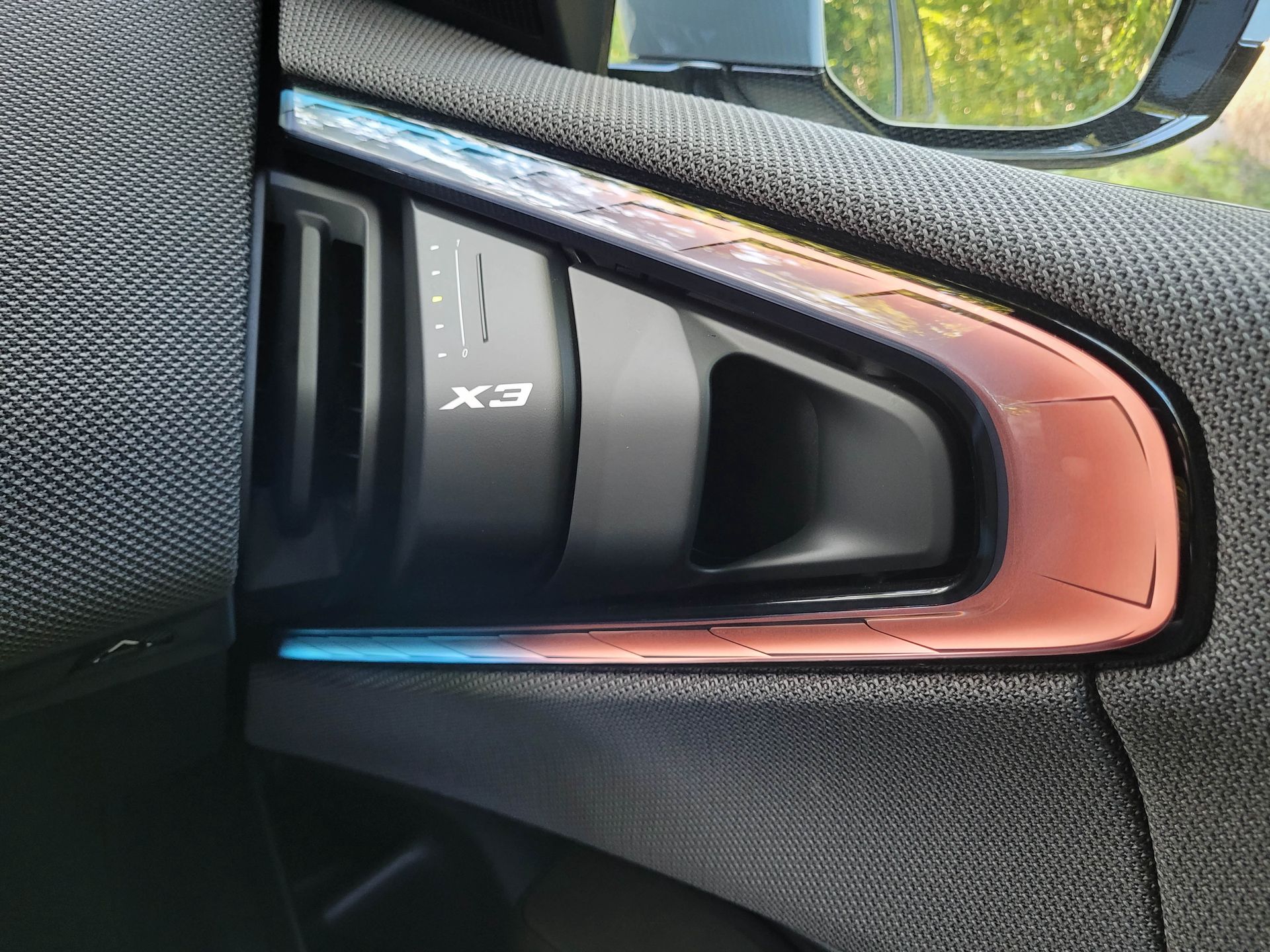 Ambienty mogą się podobać. Tania klamka i suwak nawiewu już nie