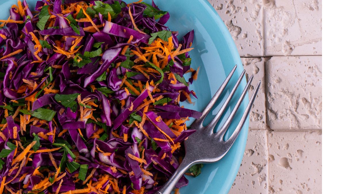 Pyszna i zdrowa surówka z czerwonej kapusty