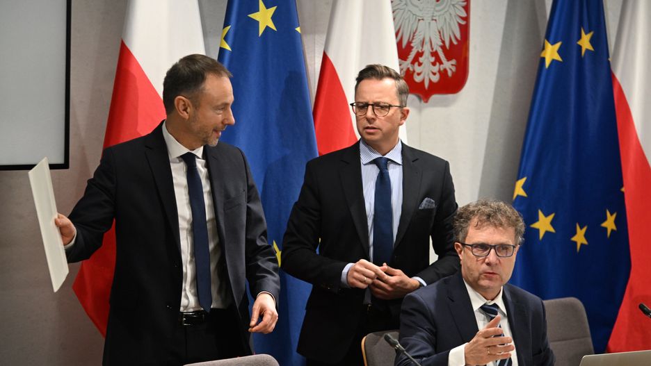 Warszawa, 24.01.2024. Były podsekretarz stanu w Ministerstwie Aktywów Państwowych Tomasz Szczegielniak (L), przewodniczący komisji, poseł KO Dariusz Joński (C) i zastępca przewodniczącego komisji, poseł KO Jacek Karnowski (P) na posiedzeniu sejmowej komisji śledczej do zbadania legalności, prawidłowości oraz celowości działań podjętych w celu przygotowania i przeprowadzenia wyborów Prezydenta Rzeczypospolitej Polskiej w 2020 r. w formie głosowania korespondencyjnego, 24 bm. w Sejmie w Warszawie. (ad) PAP/Radek Pietruszka