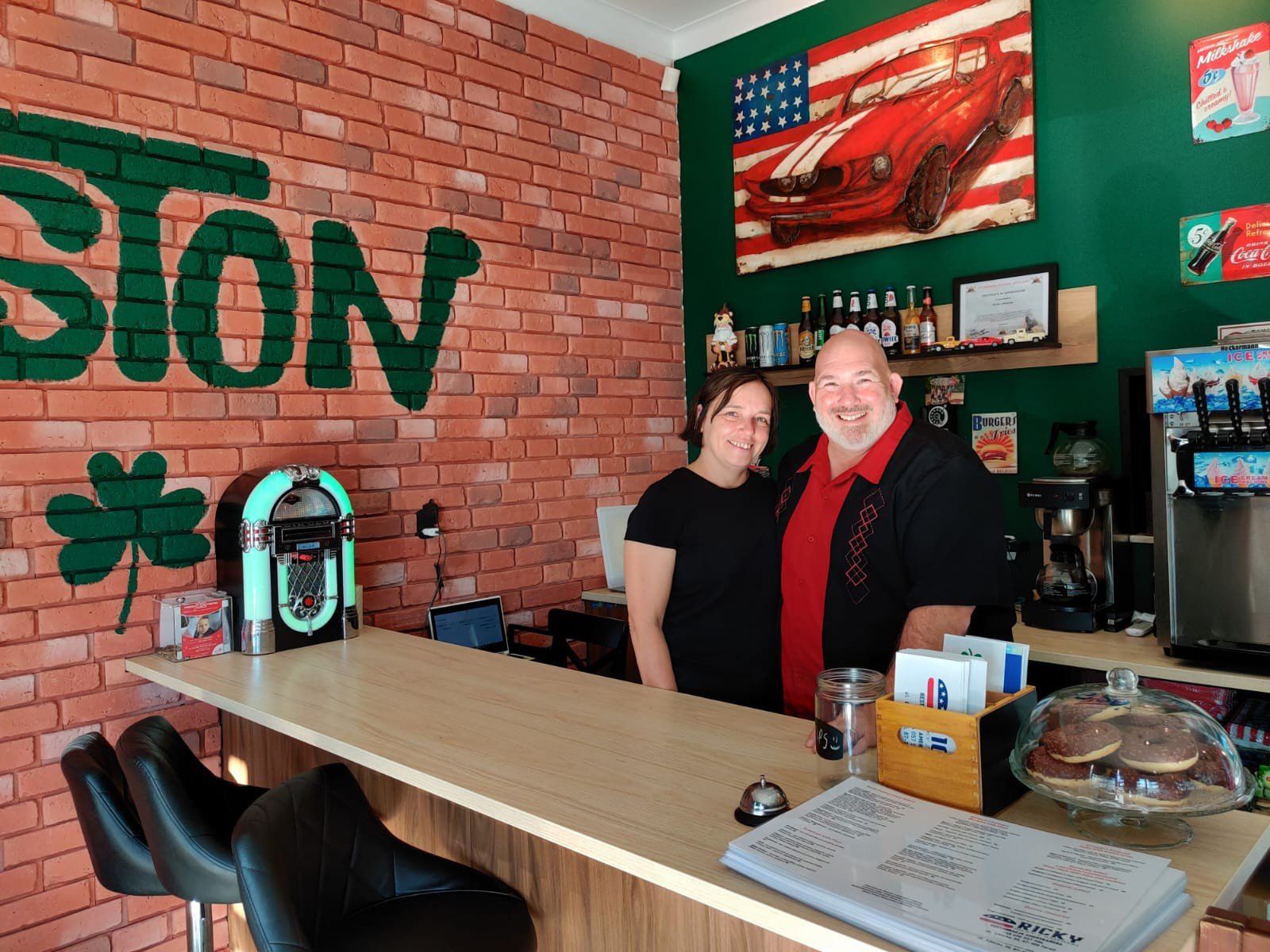 Ta zbiórka na rzecz dzieci z Domu Dziecka &#34;Młody Las&#34; w Toruniu idzie jak burza! Zorganizowali ją kibice piłkarskiej elany Toruń, a wsparło swoimi voucherami wiele znanych firm lokalnych. W ciągu kilku dni uzbierano już blisko13 tysięcy złotych! Akcję wsparła też restauracja Joanny i Ricky&#39;go Sampsonów &#34;Ricky, Ricky z Ameryki&#34; oraz tak znane lokale jak &#34;Chleb i Wino&#34; czy &#34;Manekin&#34; i &#34;Am Am Kebab&#34;.