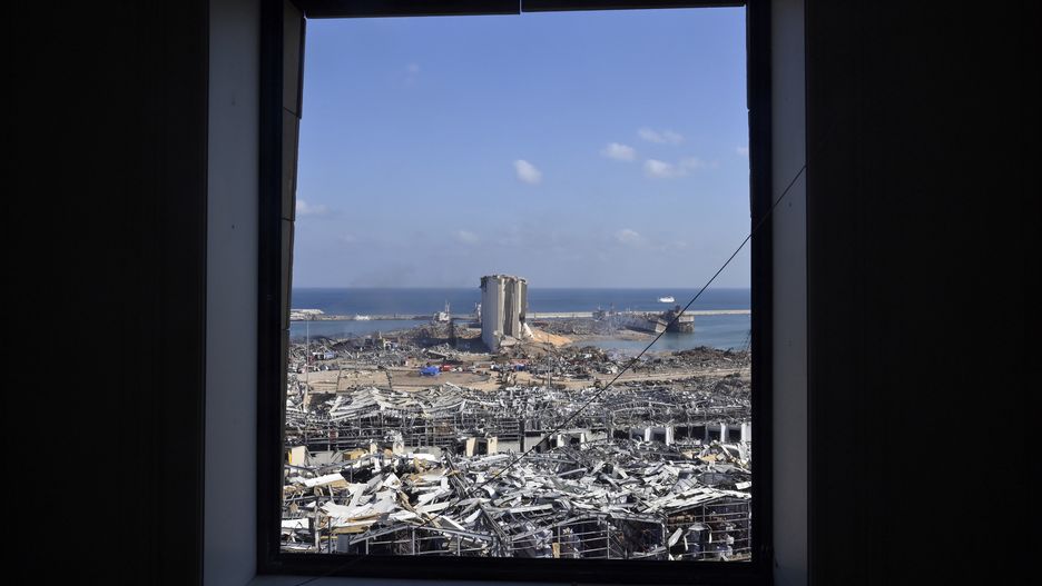 epa08586919 A picture taken from inside a damaged building shows the destroyed port area in the aftermath of a massive explosion in downtown Beirut, Lebanon, 06 August 2020. According to the Lebanese Health Ministry, at least 135 people were killed, and more than 5,000 injured in the blast believed to have been caused by an estimated 2,750 of ammonium nitrate stored in a warehouse. The explosion and its shockwave on 04 August 2020 devastated the port area and parts of the city.  EPA/WAEL HAMZEH 
Dostawca: PAP/EPA.