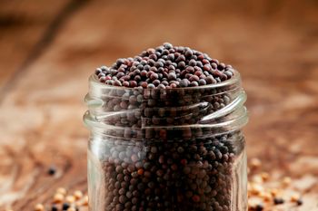 Wystarczy pół łyżeczki do zupy lub gulaszu. Rozgrzewa lepiej niż pieprz i chili