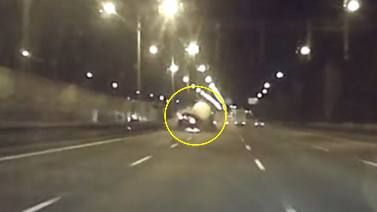 Mercedes wbił się w ciężarówkę