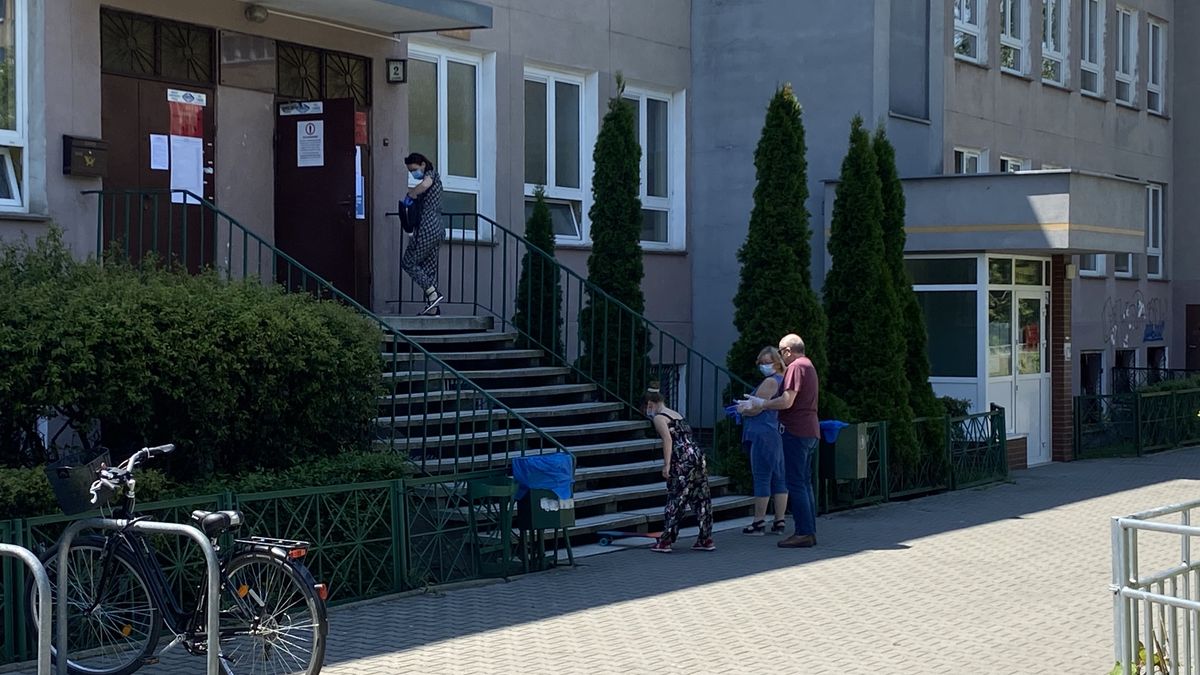 Przed wszystkimi lokalami wyborczymi we Wrocławiu panuje ruch. Frekwencja w Polsce do godz. 12 wyniosła niemal 25 procent. To rekord