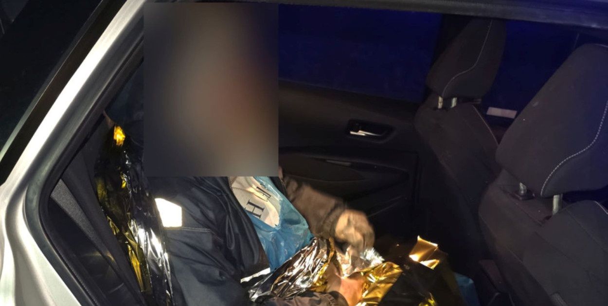 Wrocław: Wyziębiony i bez sił mężczyzna na krajówce. Policjanci uratowali mu życie