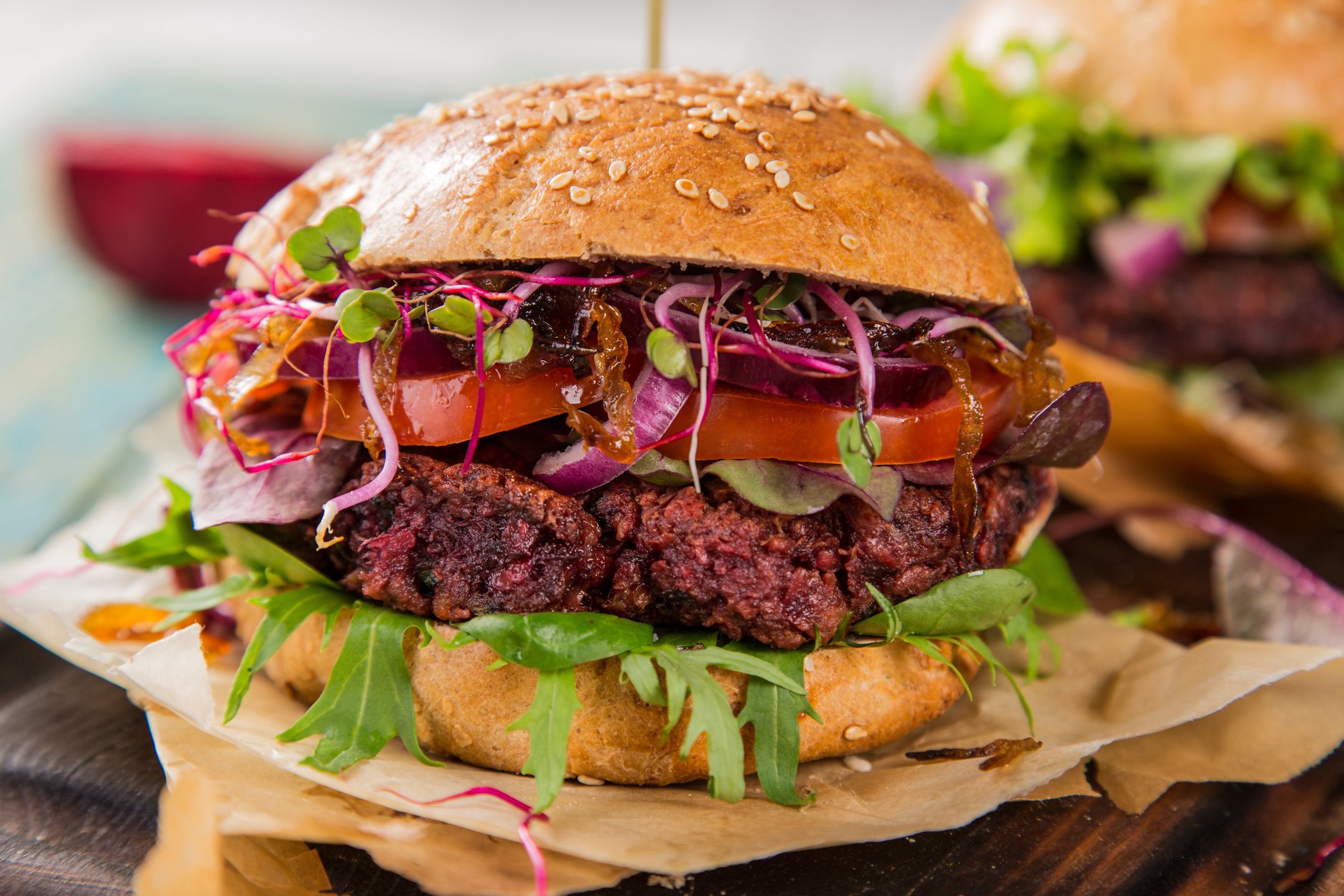 Burgery z pieczonych buraków. Zdziwisz się, jakie są pyszne