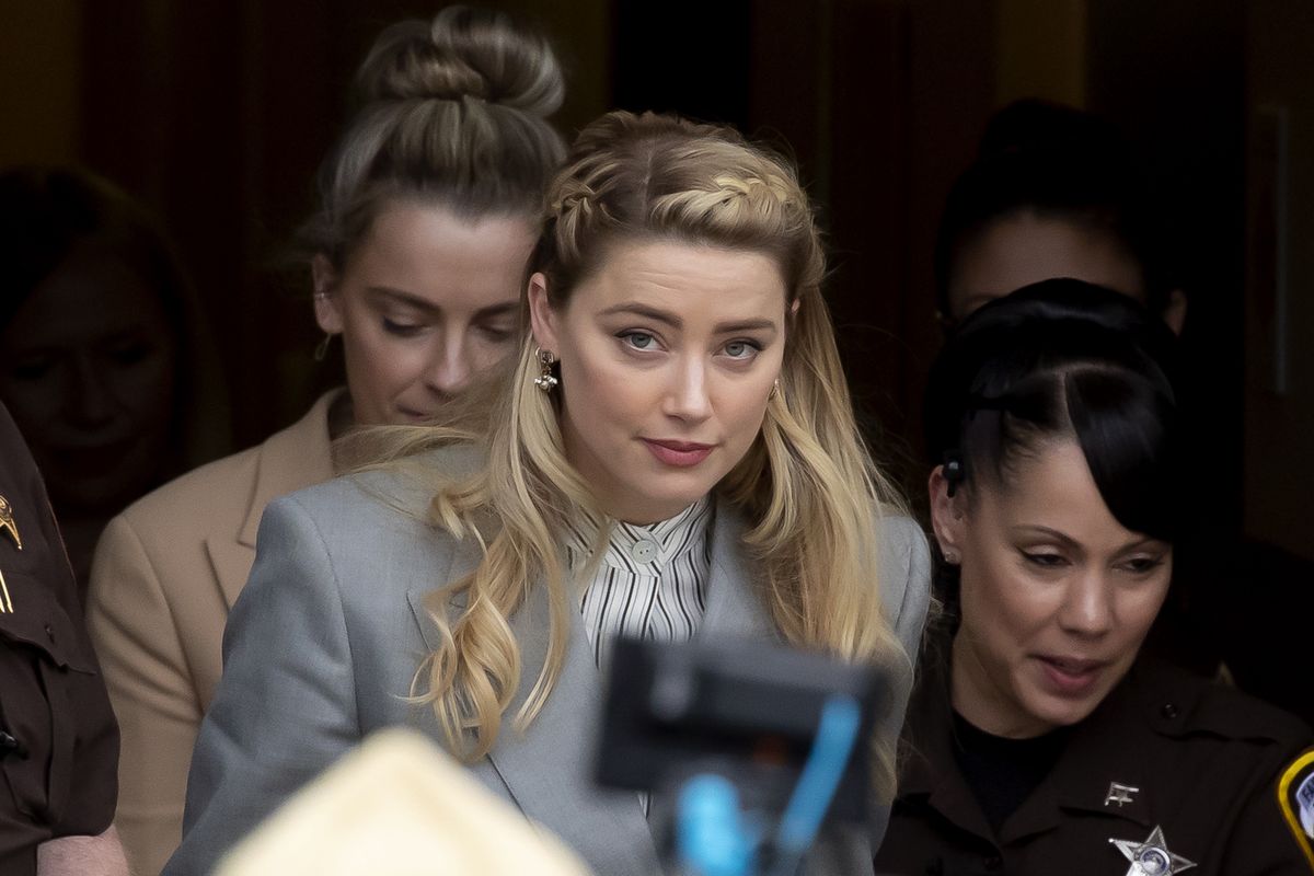 Amber Heard i Johnny Depp czekają na wyrok sądu .