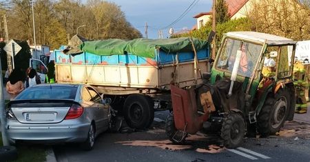 Utrudnienia w Krzyżanowicach. Ciągnik zderzył się z osobówką