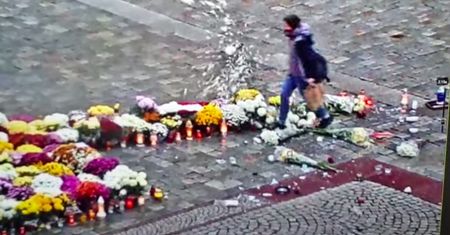 Wrocław. Strajk Kobiet. Jednoosobowa demonstracja pod Ratuszem. Zdecydowanie przeciw