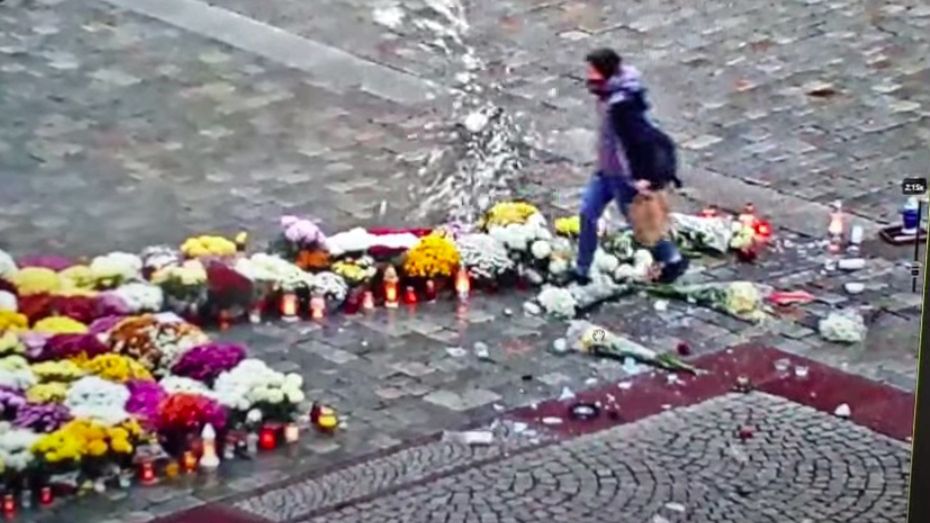 Wrocław. Strajk Kobiet. Jednoosobowa demonstracja pod Ratuszem. Zdecydowanie przeciw