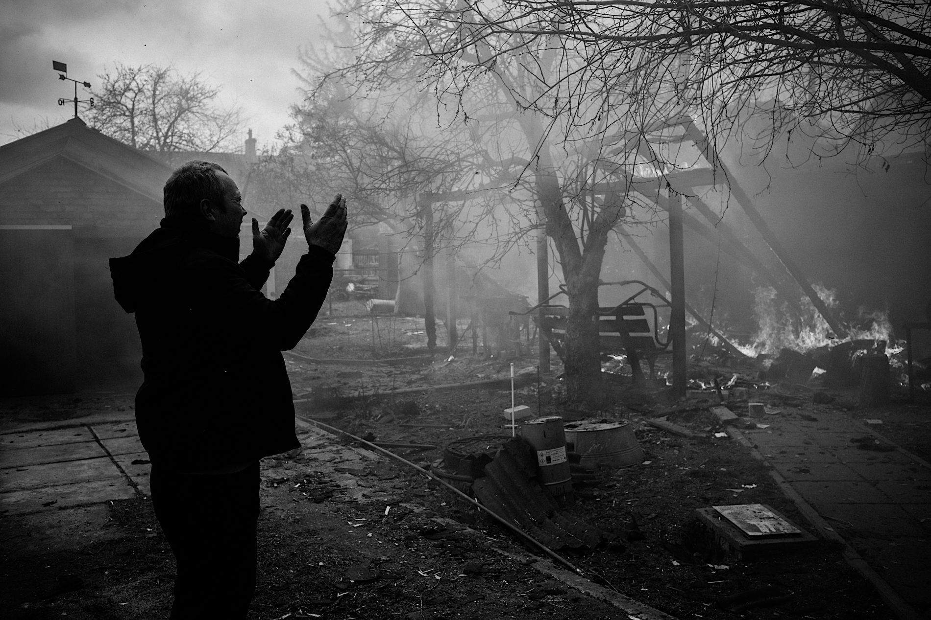 W wyniku ostrzału dom Żeni (Yevhenija) stanął w ogniu. Irpień, 4 marca 2022 roku