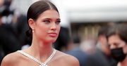 Odważna stylizacja Kambree Dalton w Cannes. Modelka nie ubrała bielizny