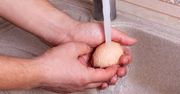 Myjesz jajka przed włożeniem ich do lodówki? Lepiej to przeczytaj