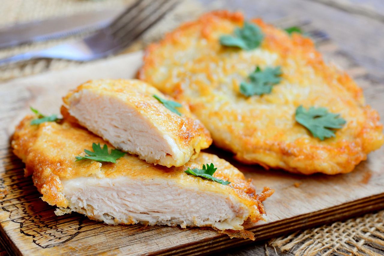 Zapomnij o tradycyjnej panierce – dwa składniki i kotlet smakuje jak z najlepszej restauracji