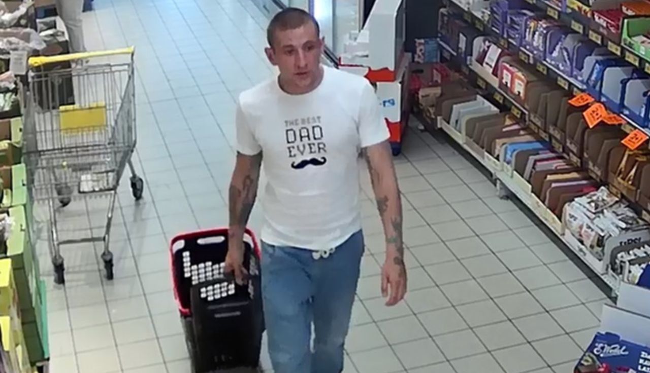 Uchwyciła go kamera. Przyłapany w Biedronce. Policja wydała komunikat