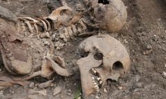 Dramatyczne odkrycie w Lubaniu. Ciała w masowym grobie były ułożone chaotycznie