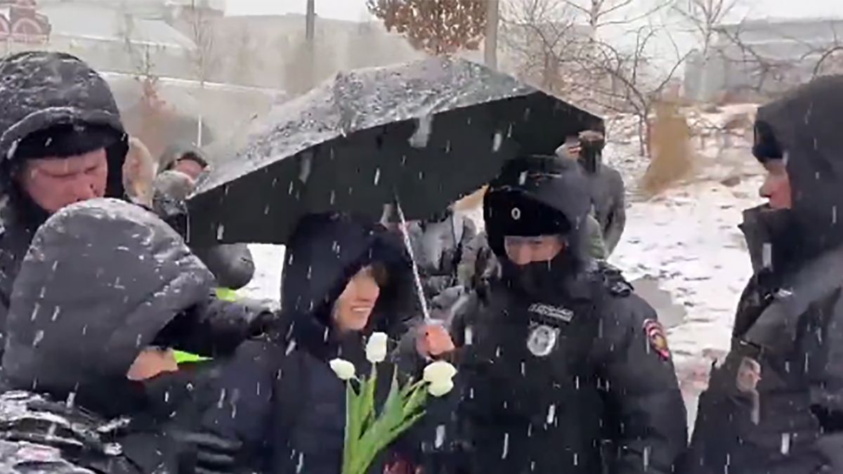 Rosyjscy policjanci aresztowali kobietę, która przyszła na protest z kwiatami