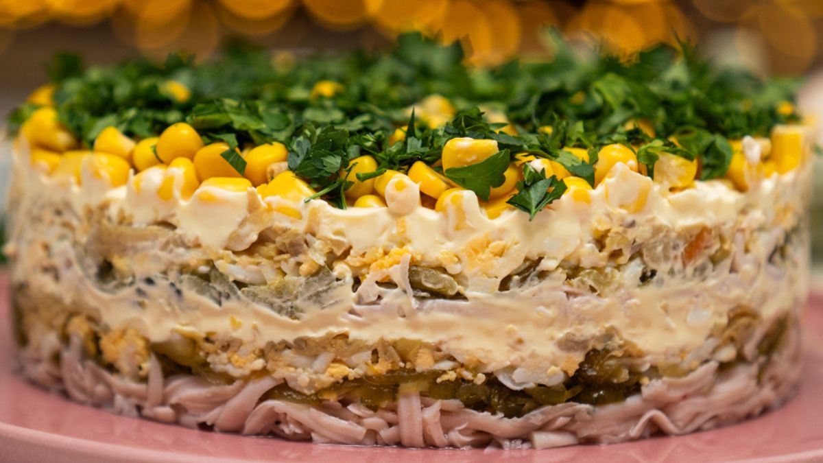 Sałatka warstwowa w formie tortu od razu przykuwa uwagę