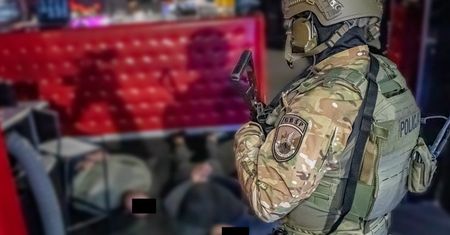 Okradali klientów w klubach ze striptizem. Zatrzymani są też policjanci!