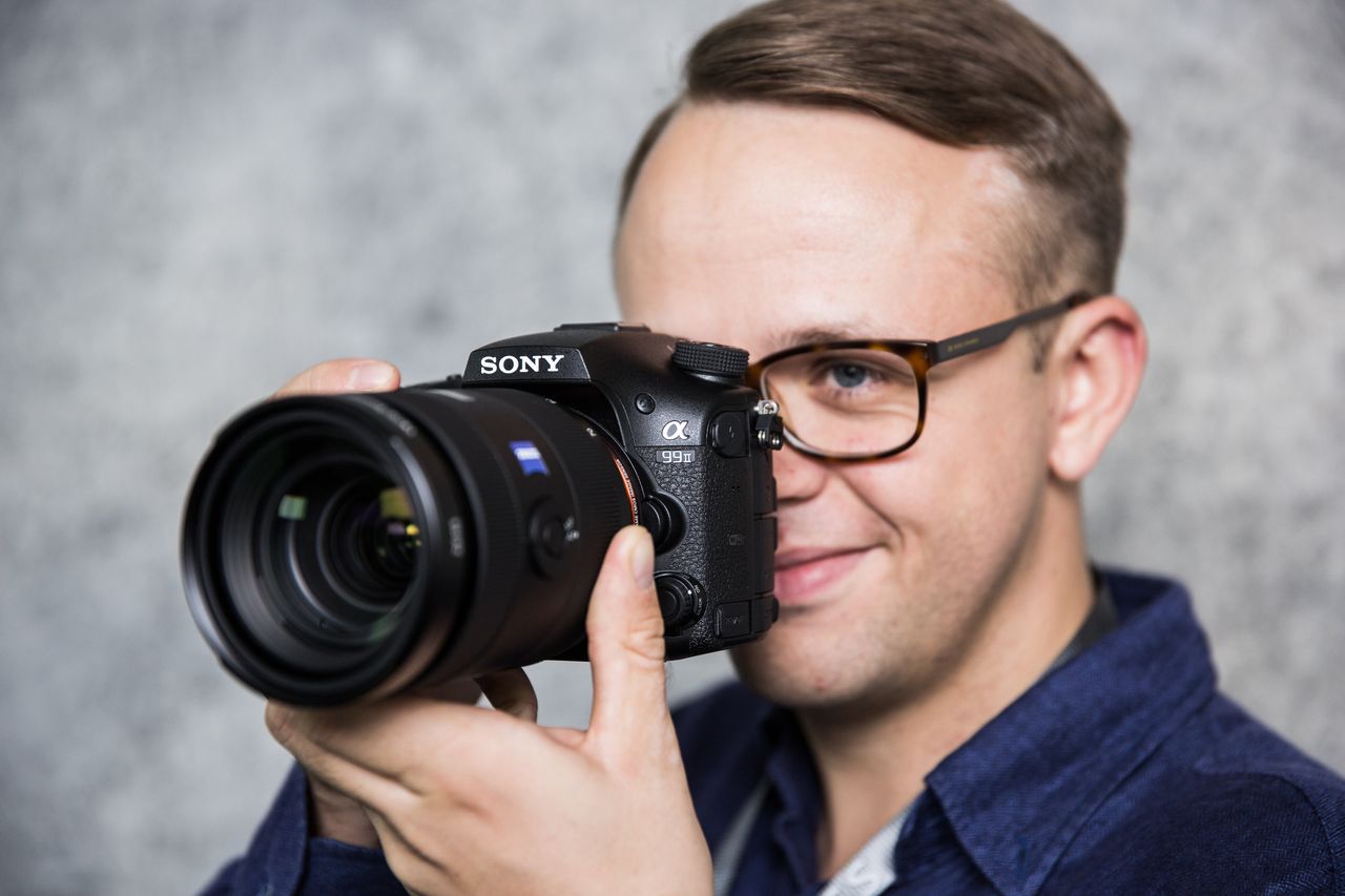 Sony A99 II to najnowszy model z kategorii aparatów pełnoklatkowych z wymienną optyką.