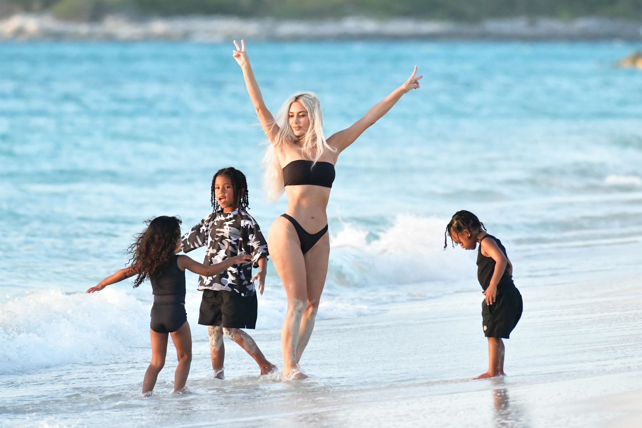 Kim Kardashian szaleje na plaży podczas sesji zdjęciowej z dziećm