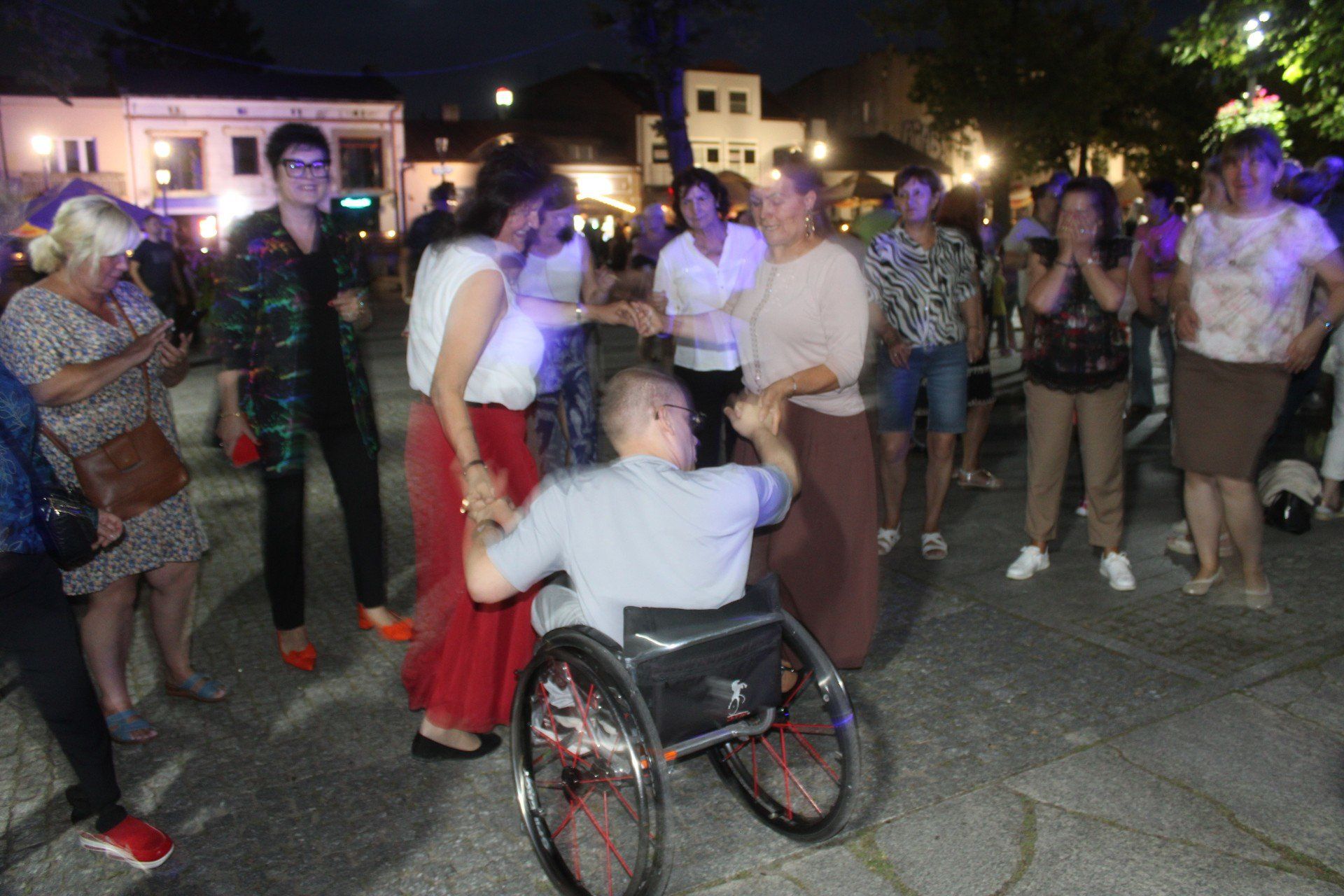 Potańcówki pod chmurką to świetna okazja do tanecznej zabawy i spotkań z przyjaciółmi