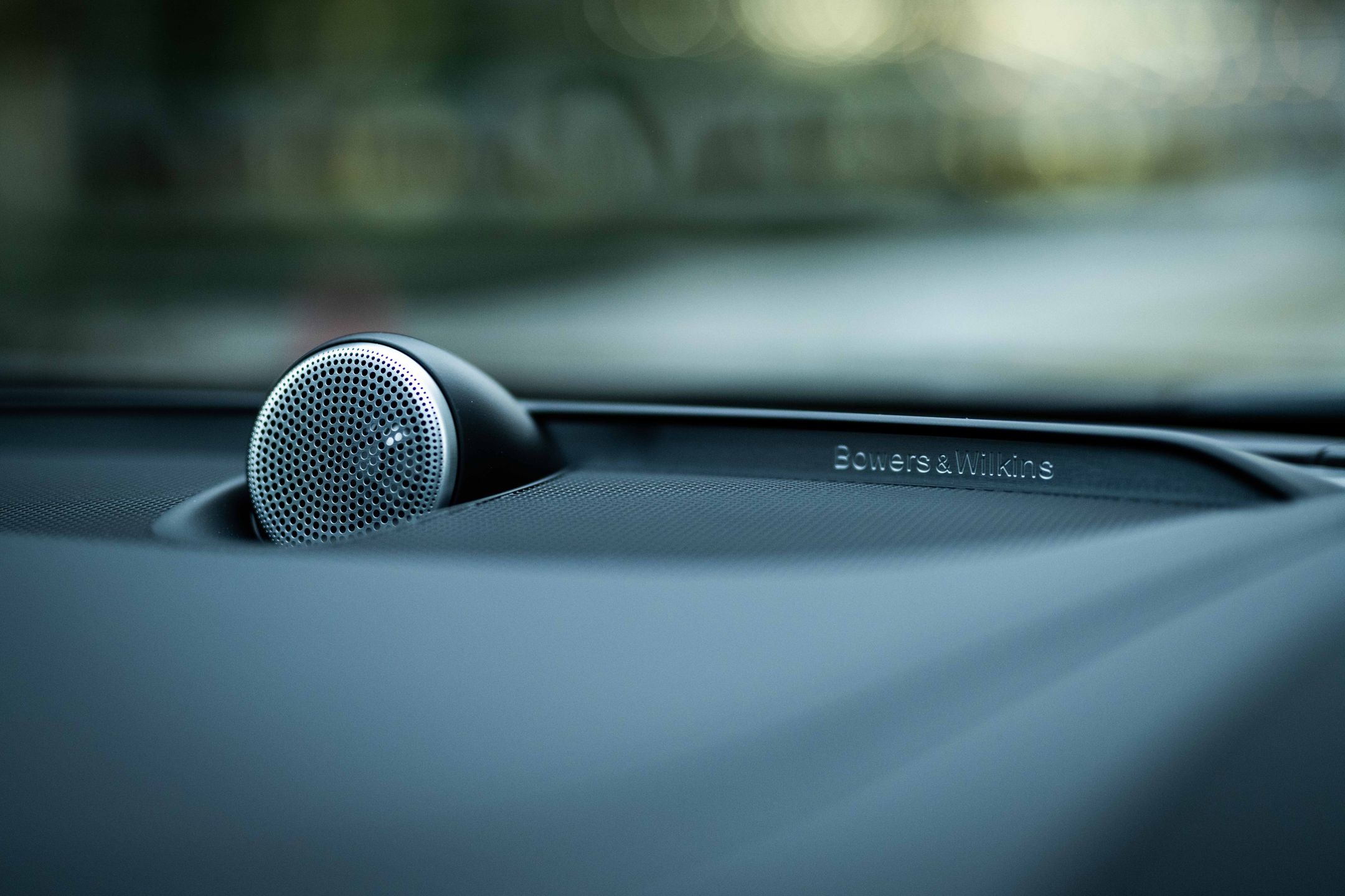 Po umieszczonym na górnej części deski rozdzielczej