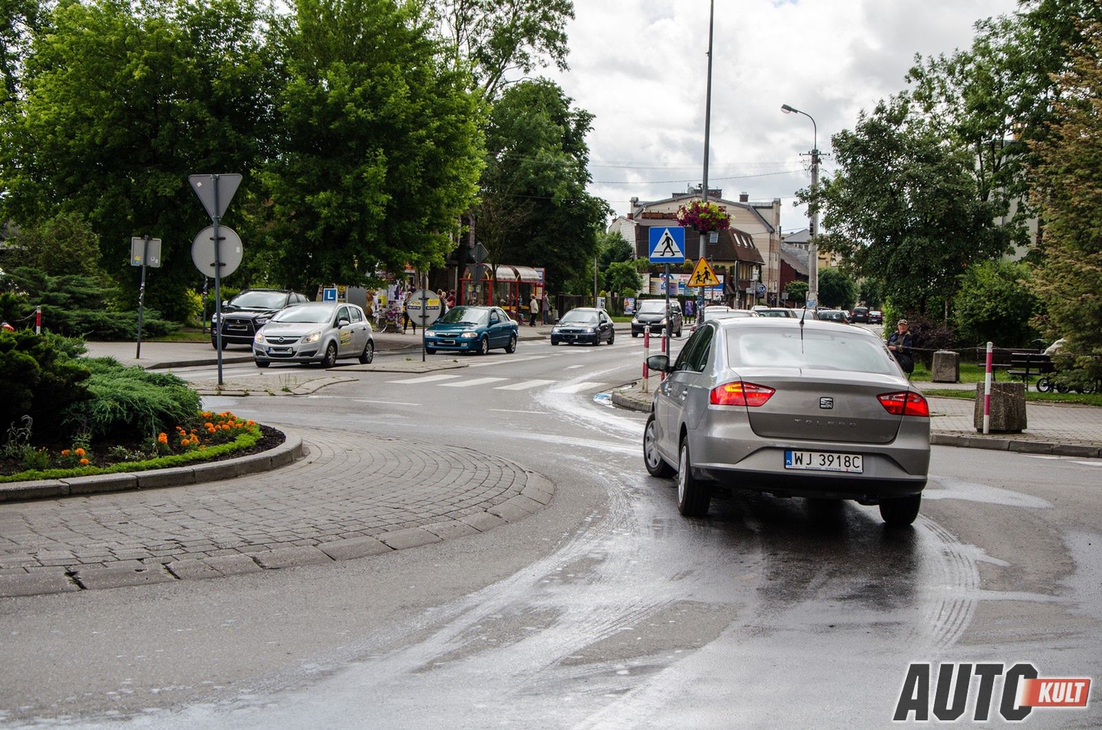 Duża ilość skrzyżowań z ruchem okrężnym powodowała częste redukcje na 2. bieg i podnosiła spalanie