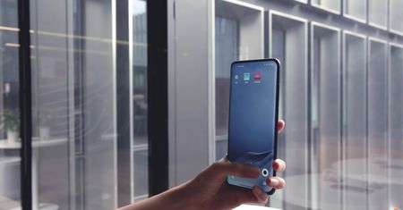 Wyjątkowy patent Xiaomi: Obracany wewnętrznie aparat posłuży do selfie i będzie pod ekranem