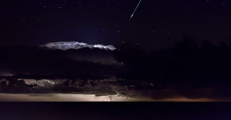 Burza nad Adriatykiem i meteor na niebie na jednym zdjęciu