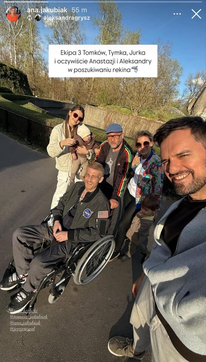 Tomasz Jakubiak z żoną, synem i przyjaciółmi