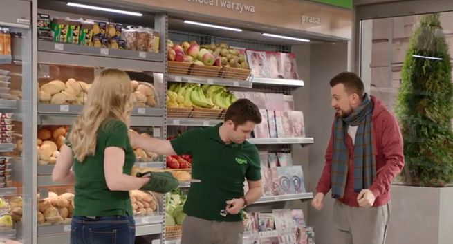 Wyjście w kapciach, zakupy na mecz i dla gości w reklamach Żabki (wideo)