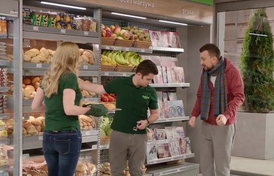 Wyjście w kapciach, zakupy na mecz i dla gości w reklamach Żabki (wideo)