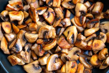 Wystarczy odrobina na patelnię. Pieczarki nie puszczają wody i są tak pyszne jak prawdziwki